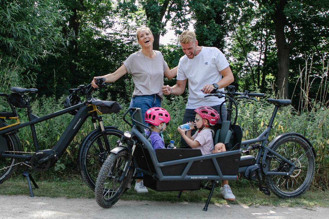 Familie mit zwei Kindern, plus zwei Cargobikes - Cargohub By Tippkötter - Emsdetten